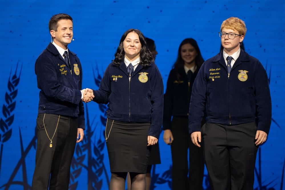  Students accepting award